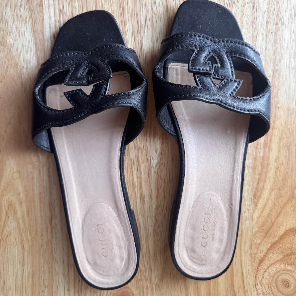 Gucci slide sandal with interlocking g